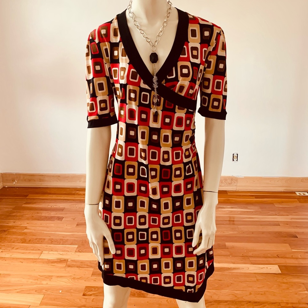 Eye-catching asymmetrical stunner!